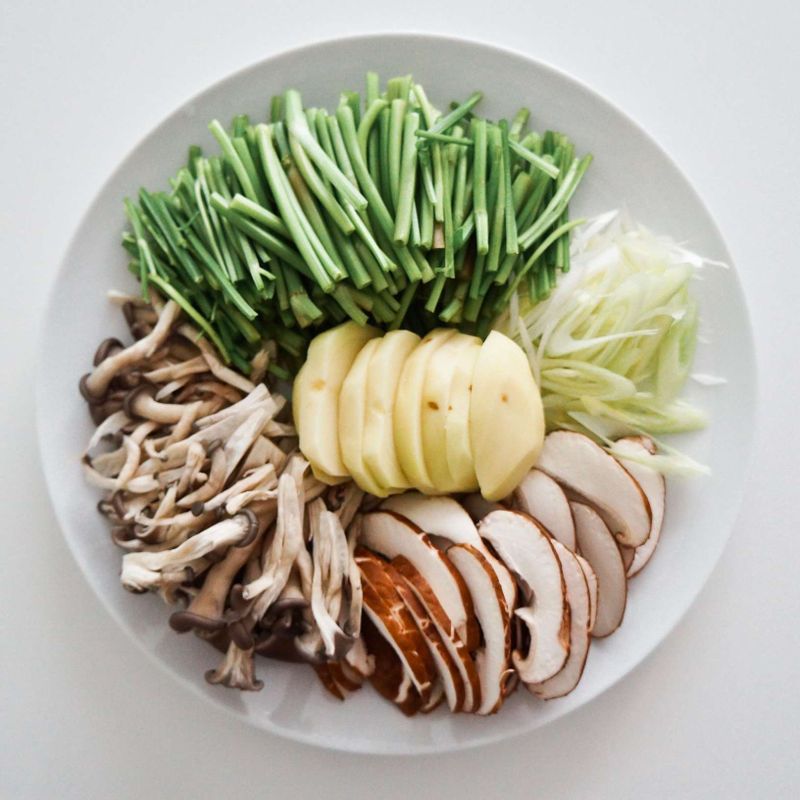 미나리는 5cm 길이로 먹기 좋게 썰고, 대파는 어슷하게 썰고, 느타리버섯은 세로로 찢고, 표고버섯은 얇게 슬라이스 해주세요. 감자는 껍질을 제거한 후 슬라이스 해주세요.