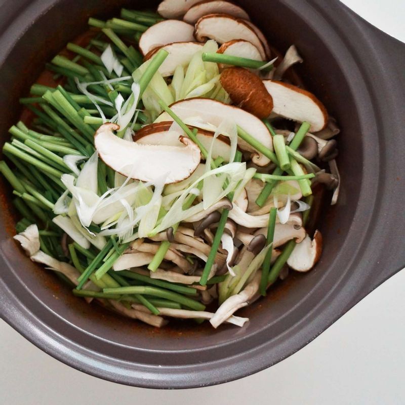 STEP3의 육수가 끓어오르면 감자를 넣고 끓이다가 감자가 어느 정도 익으면 미나리, 버섯, 대파와 들깻가루를 넣고 한소끔 더 끓여 완성해주세요.