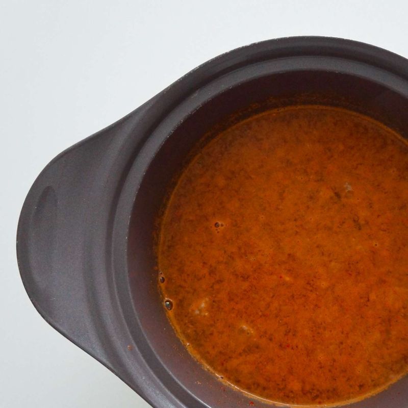 냄비에 참기름을 두른 후 소고기를 넣고 볶다가 멸치다시마 육수와 STEP2의 양념장을 넣고 끓여주세요.