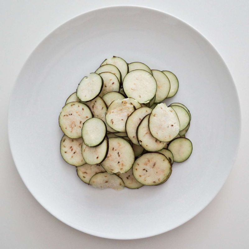 가지는 얇게 슬라이스 해주세요.