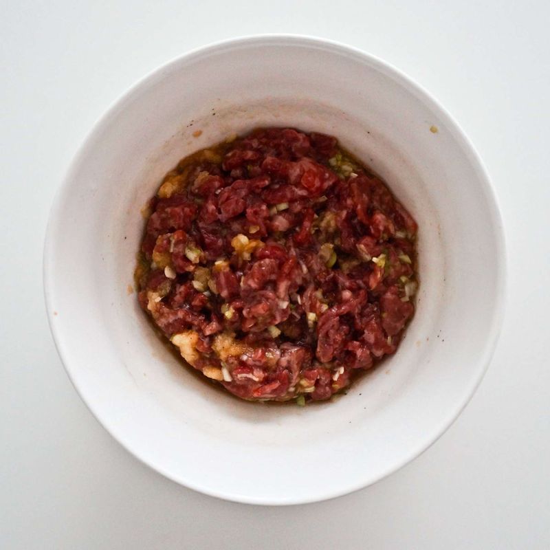 소고기는 잘게 썬 후 밑간 재료와 버무려주세요.