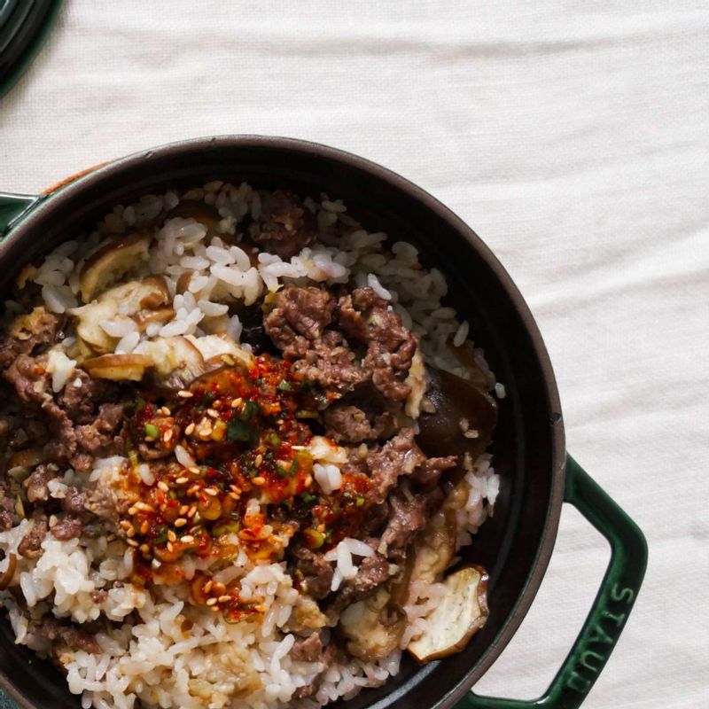 양념장 재료를 잘 섞어 곁들여내세요.