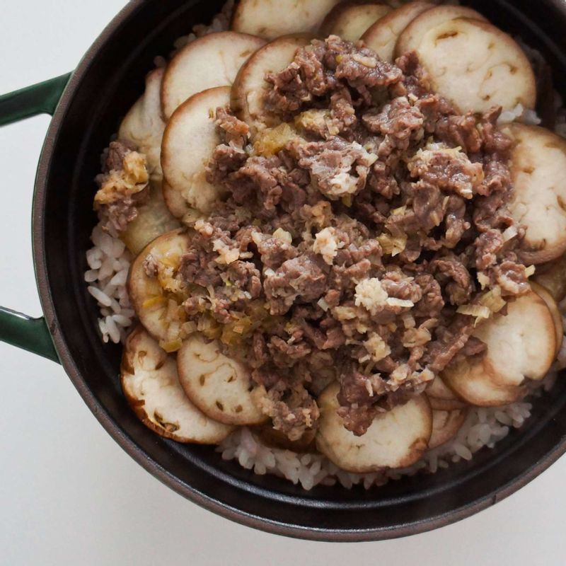 물이 팔팔 끓어오르기 시작하면 중불에서 5분, 약불에서 15분 정도 더 끓인 후 불을 끄고 10분 정도 뜸을 들여 완성하세요.