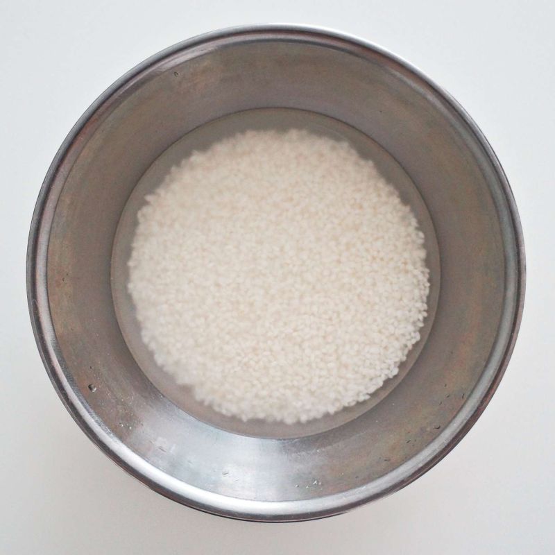 쌀은 깨끗이 씻은 후 1시간 정도 물에 불려주세요.