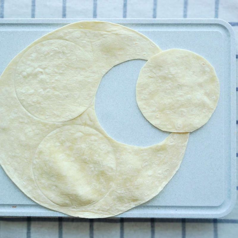 평평한 곳에 토르티야를 놓고 동그란 틀이나 그릇을 이용하여 작은 원 모양으로 찍어주세요.