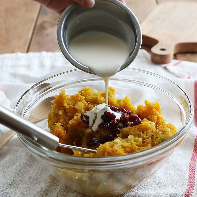 건크랜베리와 드레싱 절반 분량을 넣어 살살 버무려주세요.