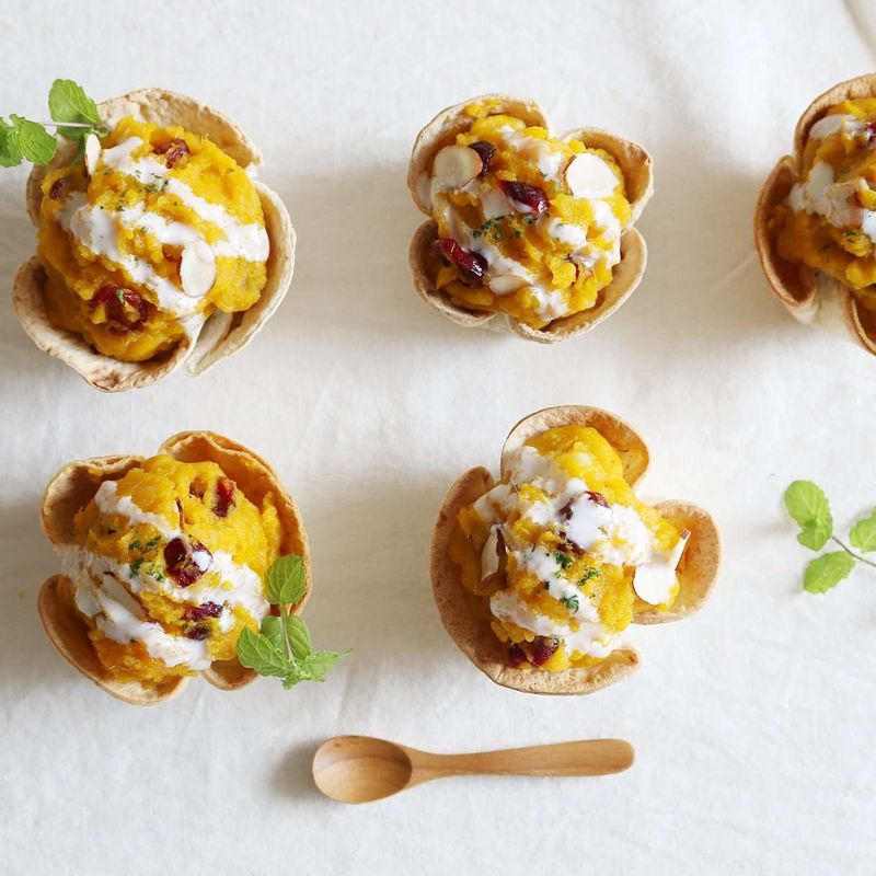 토르티야 컵에  STEP 2를 담고 파슬리가루, 아몬드슬라이스를 올려주세요. 먹기 직전에 나머지 드레싱을 뿌려주세요.