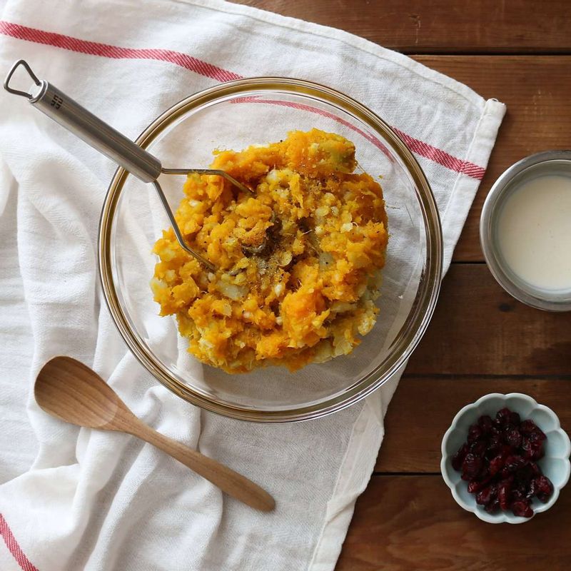 씨와 껍질을 제거한 단호박과 고구마를 김오른 찜통에 넣고 12~15분간 쪄주세요.
찜통에서 꺼낸 단호박과 고구마를 볼에 넣고 부드럽게 으깨주세요.