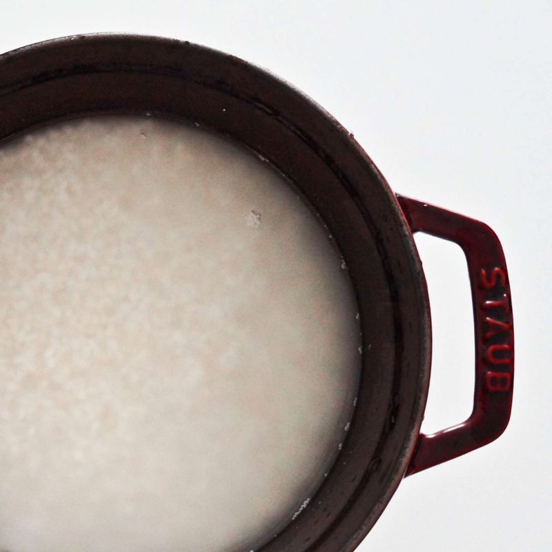 쌀은 1시간 정도 물에 불린 후 냄비에 물 1⅔컵과 함께 넣어주세요.