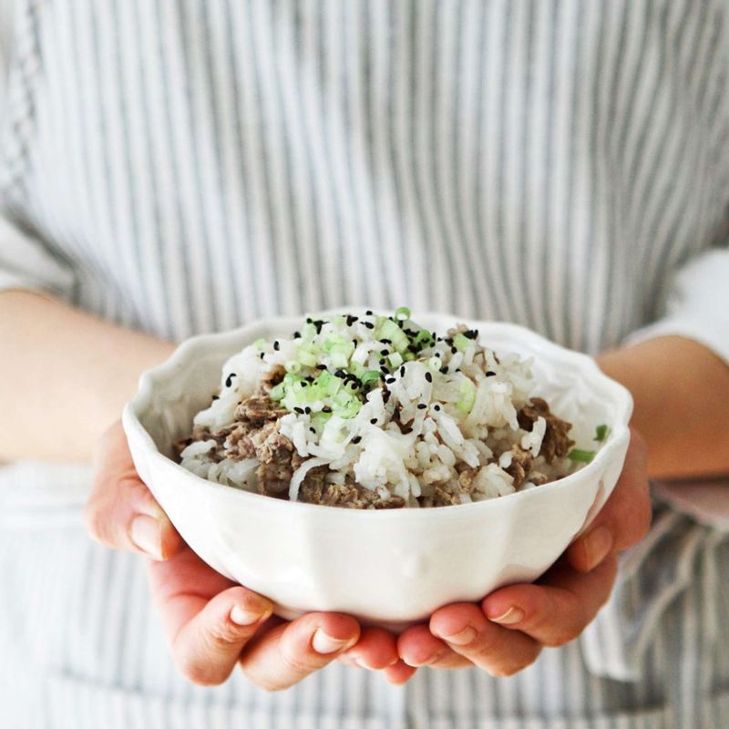 완성된 요리를 그릇에 담아 마무리하세요.