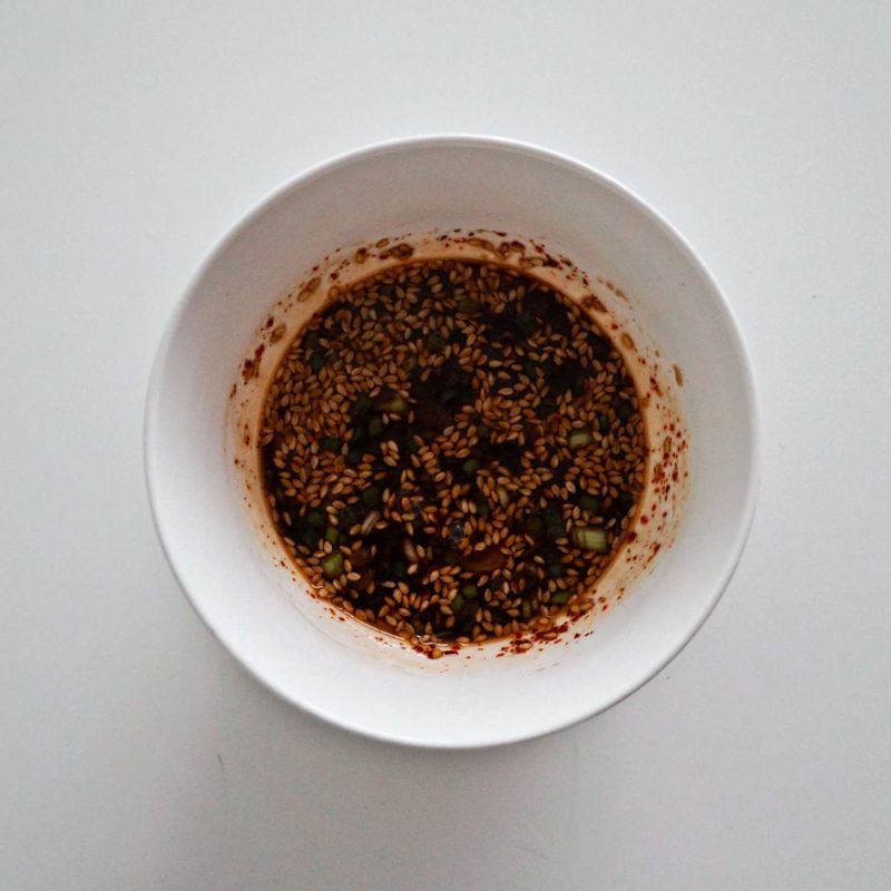 영양부추를 송송 썬 후 양념장 재료와 함께 잘 섞어주세요. 완성된 STEP3의 밥과 함께 비벼주세요.