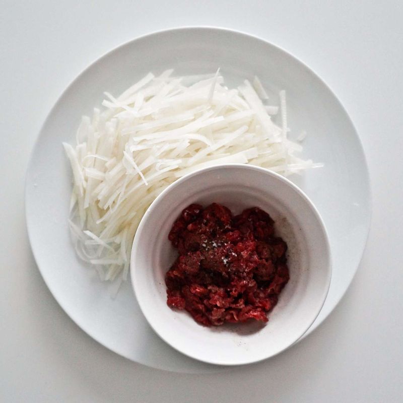 소고기는 먹기 좋은 크기로 썬 후 소금과 후춧가루로 밑간을 하고 무는 채를 썰어주세요.