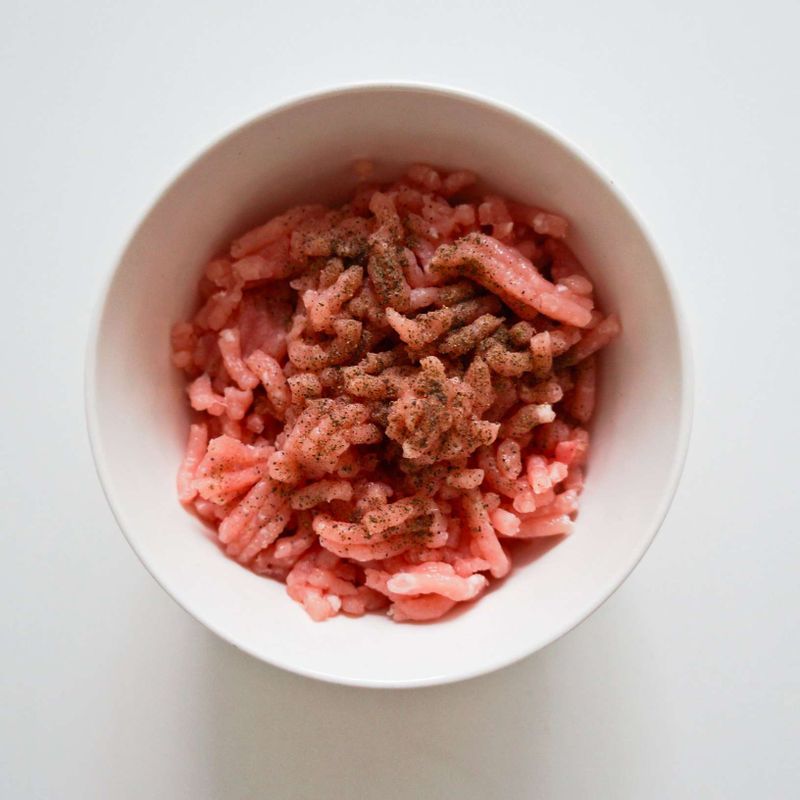 다진 돼지고기와 청주, 후춧가루를 버무려 밑간을 해주세요.