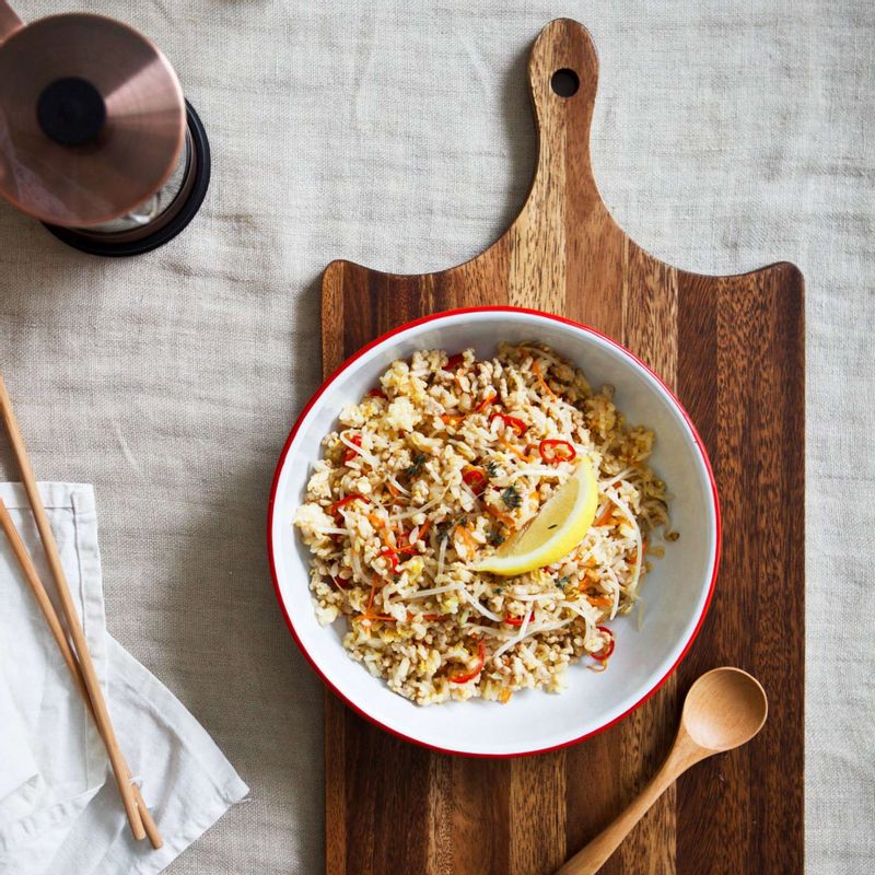 완성된 요리를 그릇에 담아 마무리하세요.