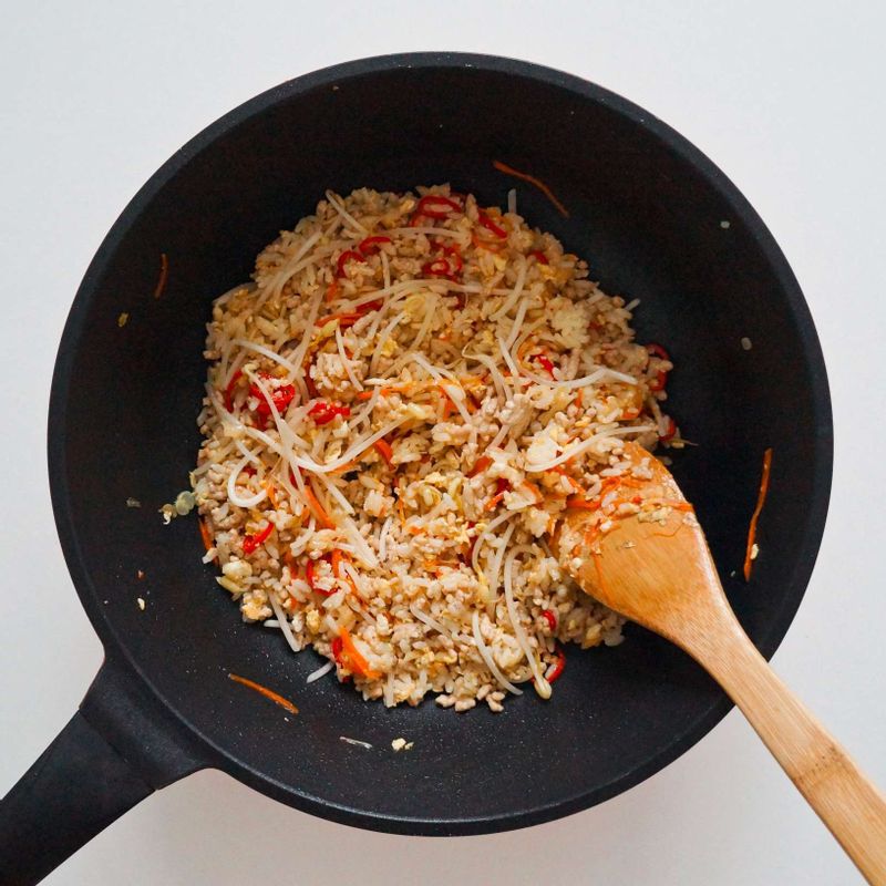 돼지고기와 채소가 모두 익으면 달걀을 풀어 놓고 저으며 볶은 후 밥을 넣고 볶아주세요. 끝으로 STEP2의 숙주를 넣고 살짝 볶아 완성하세요. 부족한 간은 소금과 후춧가루로 맞추세요.