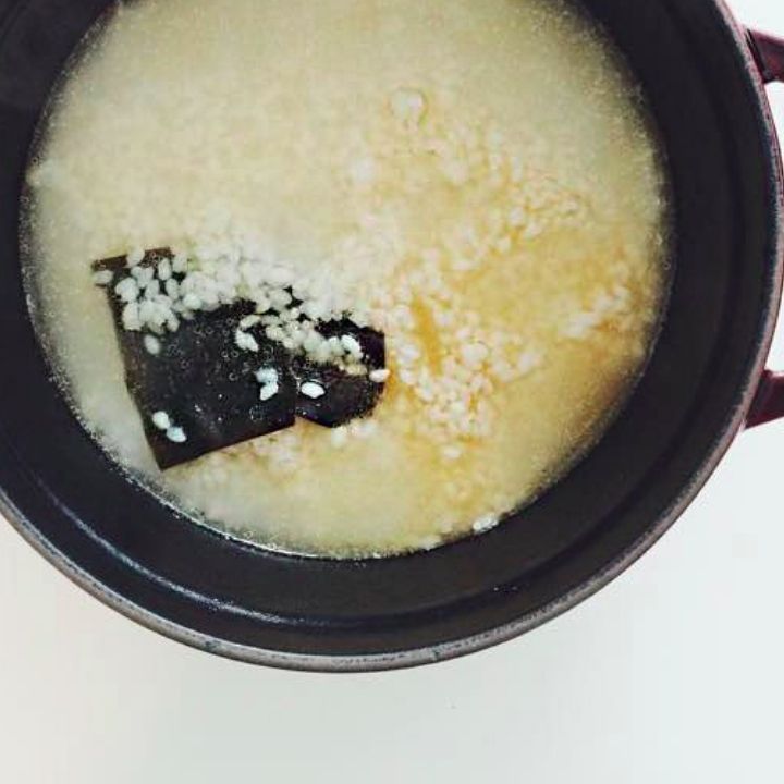 냄비에 참기름을 두르고 STEP1의 불린 쌀이 투명해질 때까지 볶은 후 STEP2의 바지락 살과 새우 살을 데친 육수 3컵과 다시마를 넣고 강불에서 끓여주세요.