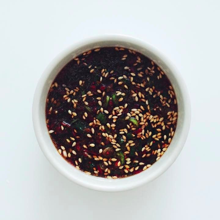 쪽파는 송송 썰고 홍고추는 잘게 다져 양념장 재료와 함께 잘 섞은 후 곁들여주세요.