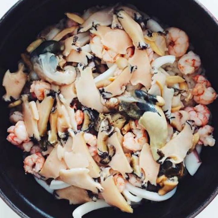 물이 팔팔 끓어오르기 시작하면 중불로 줄이고 5분 정도 더 끓인 후 STEP2와 STEP3의 해산물을 모두 넣고 약불에서 15분 동안 더 끓여주세요. 불을 끄고 10분 정도 뜸을 들여주세요.