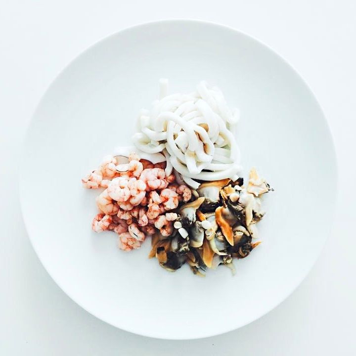 오징어는 깨끗이 씻은 후 내장을 제거하고 껍질을 벗겨 먹기 좋은 크기로 자른 후 끓는 물에 살짝 데쳐주세요.
바지락 살과 새우 살은 끓는 물에 살짝 데쳐주세요.(남은 육수 3컵은 남겨두세요)