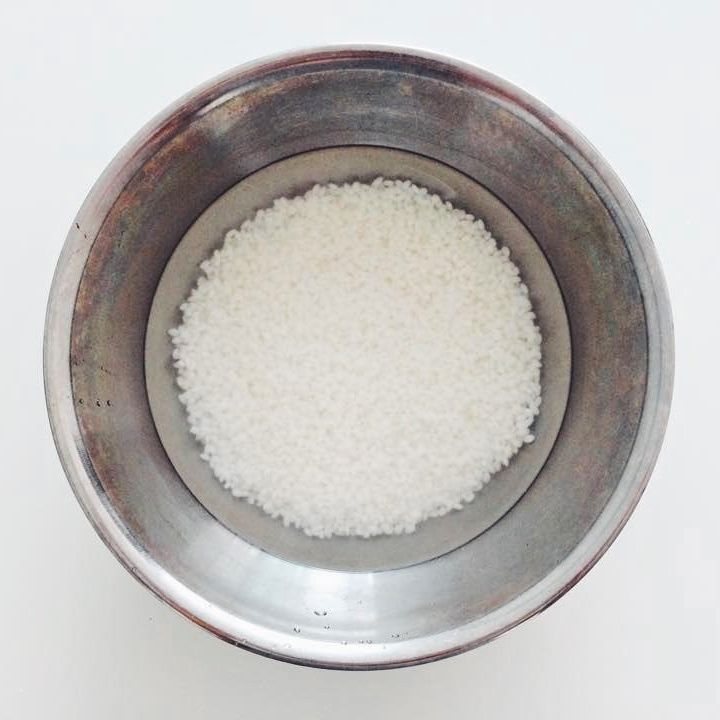 쌀을 깨끗이 씻어 1시간 정도 물에 불려주세요.