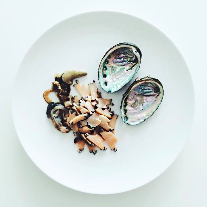 전복은 깨끗이 씻은 후 껍질과 내장을 분리하세요. 전복 살은 얇게 썰어주세요.