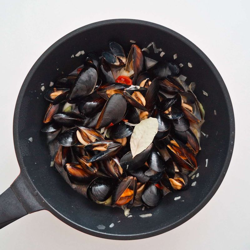 홍합이 모두 익으면 물과 월계수 잎을 넣고 한소끔 더 끓여주세요. 소금과 후춧가루로 간을 해 완성해주세요.