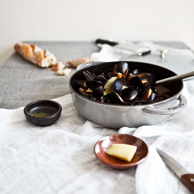 완성된 요리를 그릇에 담아 마무리하세요.
TIP. 방울토마토와 물 대신 생크림과 우유를 1:1 비율로 섞어서 넣으면 고소한 홍합크림스튜가 돼요.