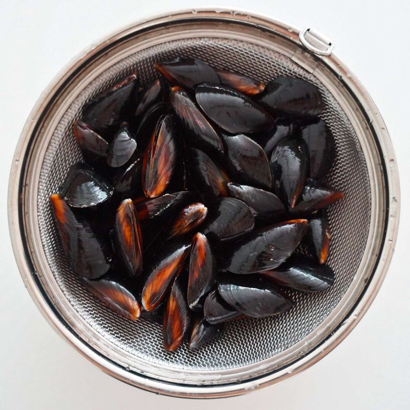 홍합은 흐르는 물로 깨끗이 씻어 껍데기에 붙은 이물질과 수염을 제거해주세요.