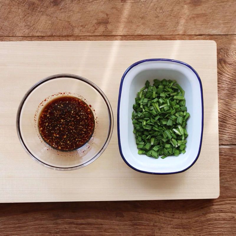 부추는 송송 썰은 후 양념간장 재료와 섞어주세요.