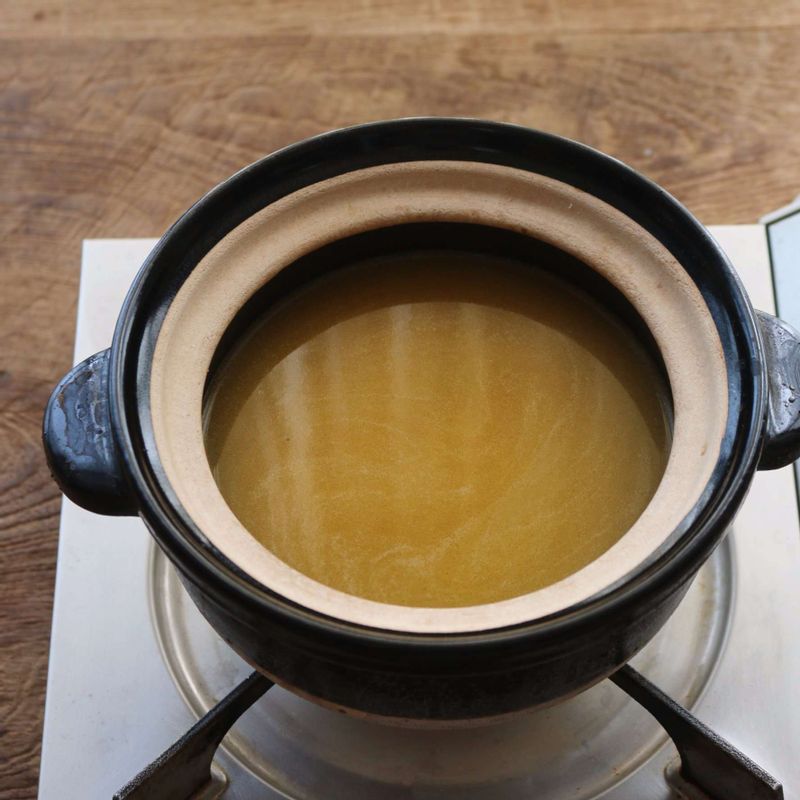 물을 넣고 끓이다가 끓어오르면 약불로 줄여 10분정도 끓여주세요. 썰어놓은 전복을 넣어 5분간 더 끓인 후 불을 끄고, 뚜껑을 닫은 채로 10분정도 뜸을 들이면서 전복을 익혀주세요.