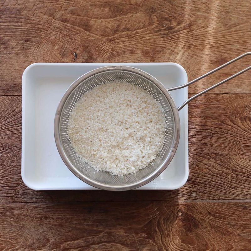 쌀과 찹쌀을 씻어 1시간정도 불린 후 체에 밭쳐 물기를 빼주세요.