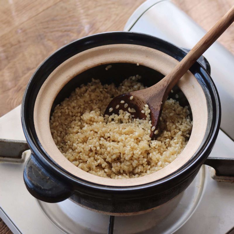 냄비에 참기름을 두르고 불린 쌀과 다진 전복 내장, 맛술을 넣어 3분정도 볶아주세요.