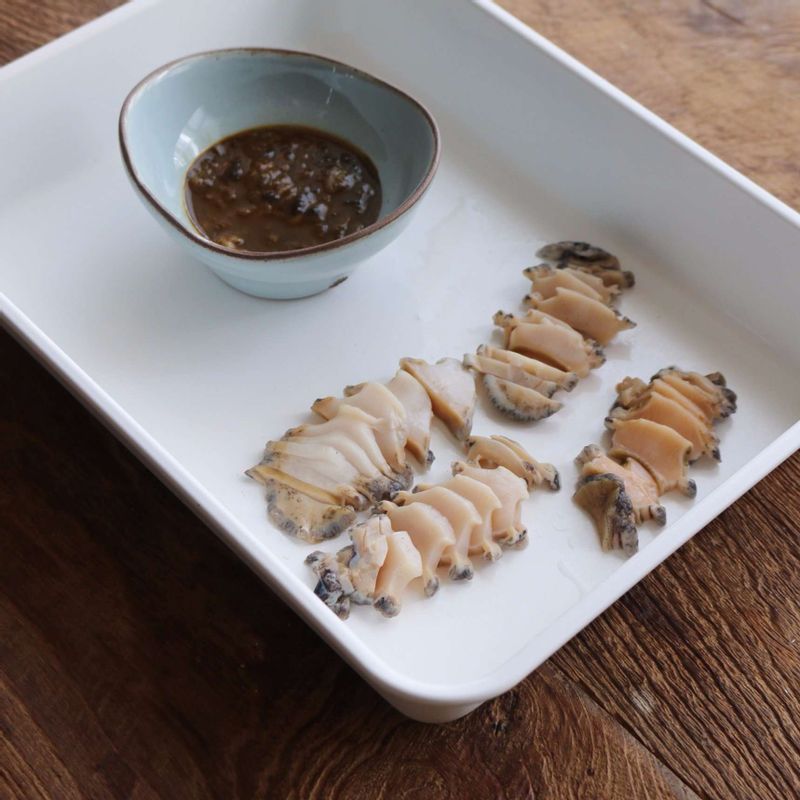 전복은 조리용 솔로 문질러 깨끗이 씻은 후 수저로 살과 내장을 떼어 주세요 전복의 입과 모래집을 제거 한 후 전복살은 먹기 좋은 크기로 자르고, 전복 내장은 다져주세요.