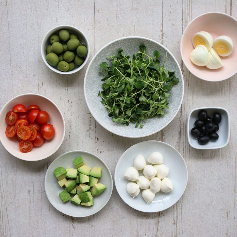 삶은달걀은 링으로 썰고, 방울토마토는 2등분으로 잘라주세요. 아보카도는 반으로 가른 후 씨를 빼고 껍질을 벗겨 한입크기로 잘라주세요. 볼에 드레싱재료를 넣고 섞어주세요.