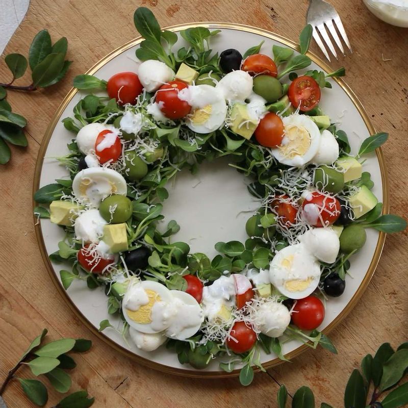 먹기직전 콥샐러드에 드레싱을 뿌려 즐겨주세요.
(기호에 따라 구운 베이컨 또는 구운 닭가슴살을 함께 곁들여도 맛있답니다.)