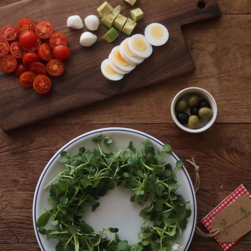 접시에 새싹을 동그랗게 깔고 삶은달걀, 아보카도, 방울토마토, 보코치니치즈, 올리브를 골고루 올린 후 파마산치즈블럭을 치즈그레이터(치즈강판)에 갈아 뿌려주세요.