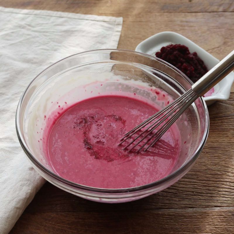 볼에 핫케이크가루와 갈아 놓은 비트, 우유, 달걀을 넣어 거품기로 섞어주세요.