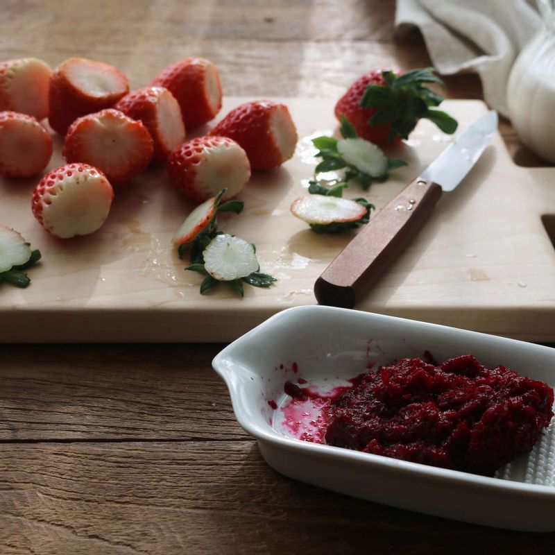비트는 강판 또는 믹서에 갈아주세요. 딸기는 꼭지를 자른 후 깨끗이 씻어 물기를 제거해주세요.