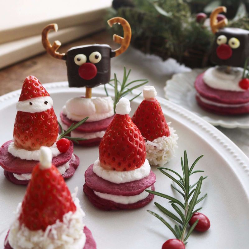 딸기에 생크림을 올려 모자모양으로 만들거나, 딸기 윗부분만 조금 잘라낸 후 생크림을 얹고 초코로 눈을 찍어 산타모양을 만들어주세요.