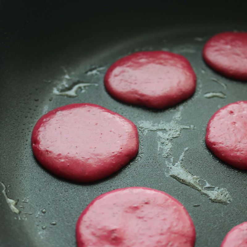 팬에 버터를 넣어 녹인 후, 약한불에서 딸기사이즈 정도의 크기로 팬케이크를 구워 주세요.