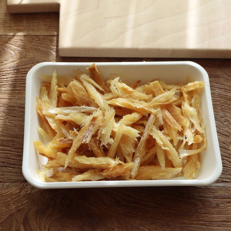 황태채는 물에 살짝 담갔다가 건져낸 후 먹기 좋게 찢어주세요.