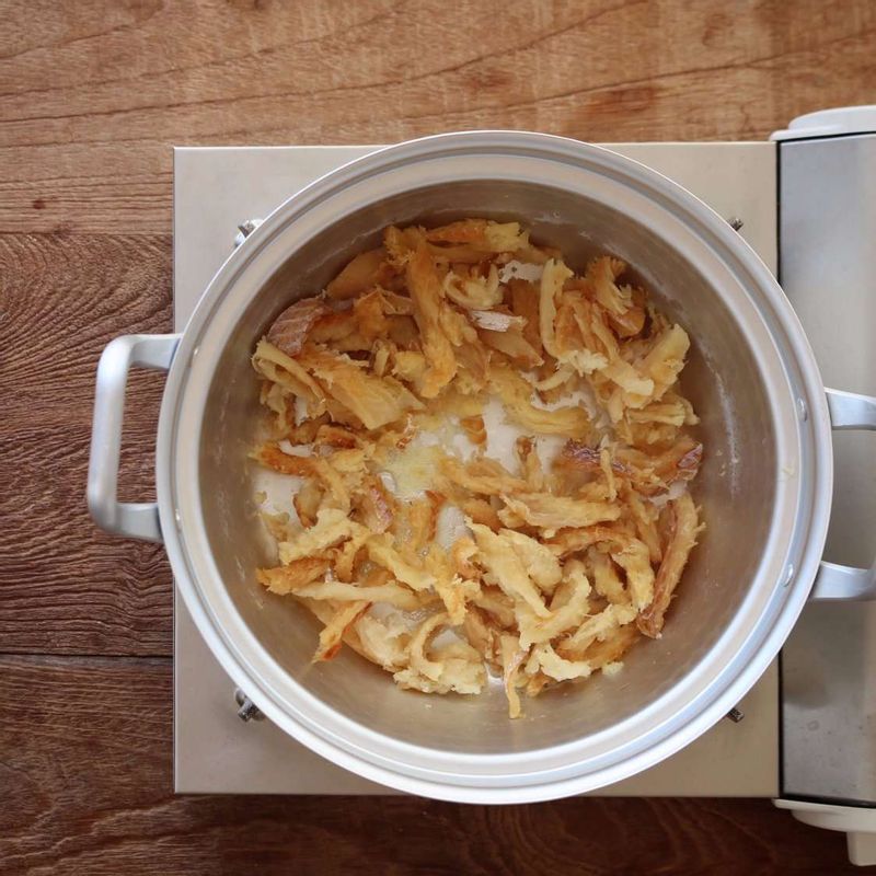 냄비에 들기름을 두르고 황태채를 넣어 달달 볶다가 다시마멸치육수를 넣고 10분 정도 끓여주세요.