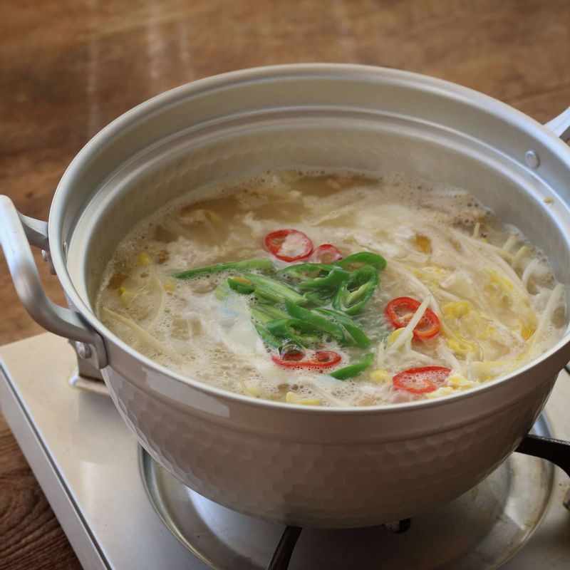 고추, 실파를 넣고 달걀물을 냄비가장자리에 살짝 둘러 부은 후 한소끔 끓여 불을 꺼주세요.