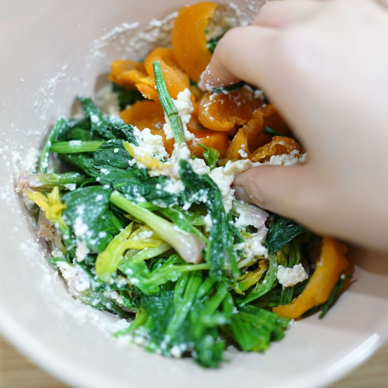 시금치와 감말랭이를 STEP4 소스에 버무려주세요.