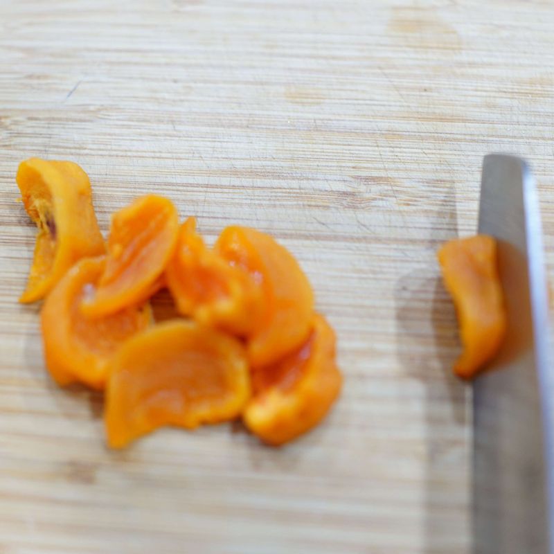 감 말랭이를 먹기 좋은 두께로 잘라주세요.