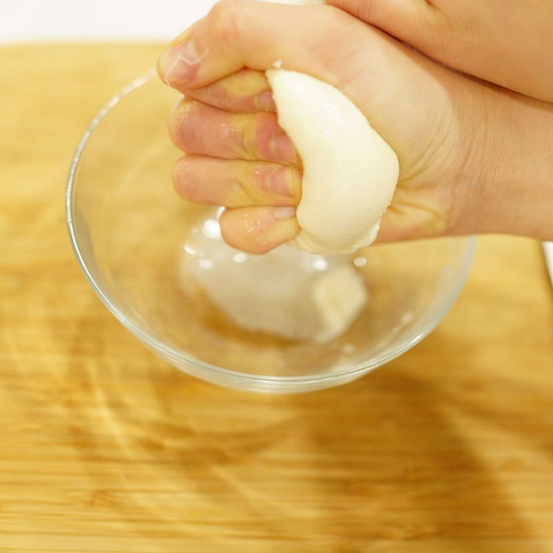 두부의 물기를 제거하고 거즈에 싼 뒤 다시 한 번 물기를 짜고 곱게 으깨어 주세요.