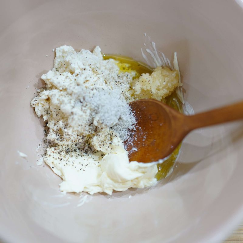 크림치즈와 두부, 올리브유, 다진마늘, 소금, 후추를 그릇에 넣어 섞어주세요.