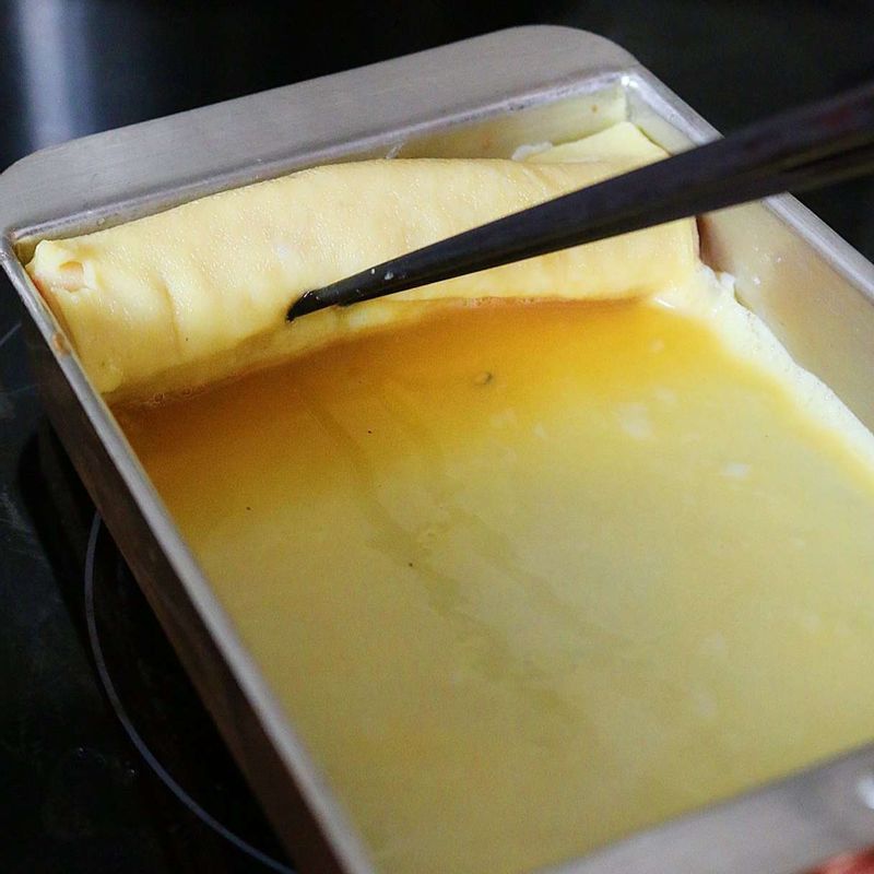 달걀물 한 국자를 더 넣고 돌돌 3~4회 반복해서 말아주세요.