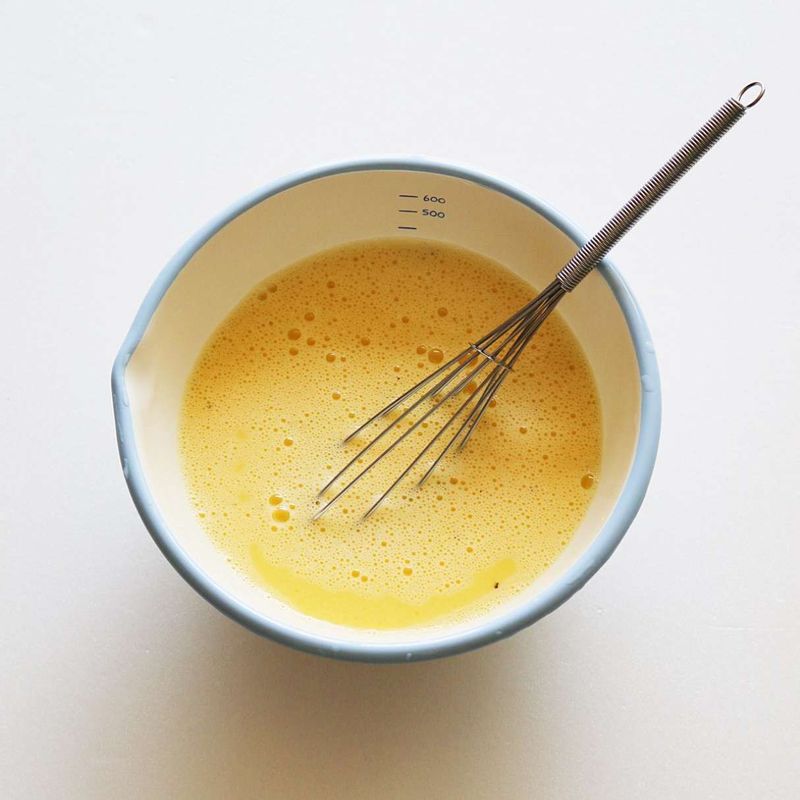 볼에 달걀을 잘 풀고 달걀물 재료를 넣어 골고루 섞어주세요.