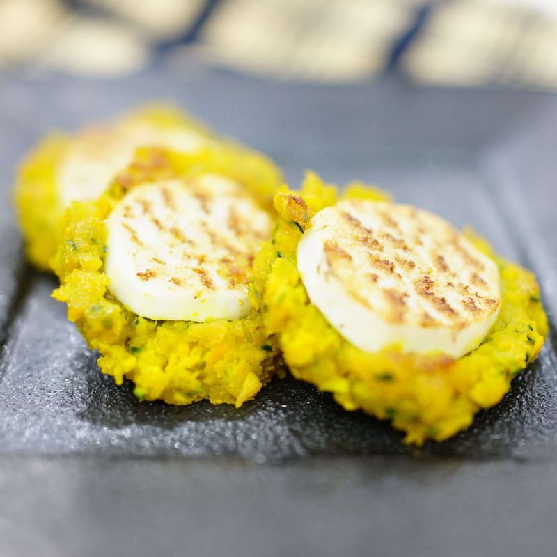 완성된 요리를 그릇에 담아 마무리해주세요.